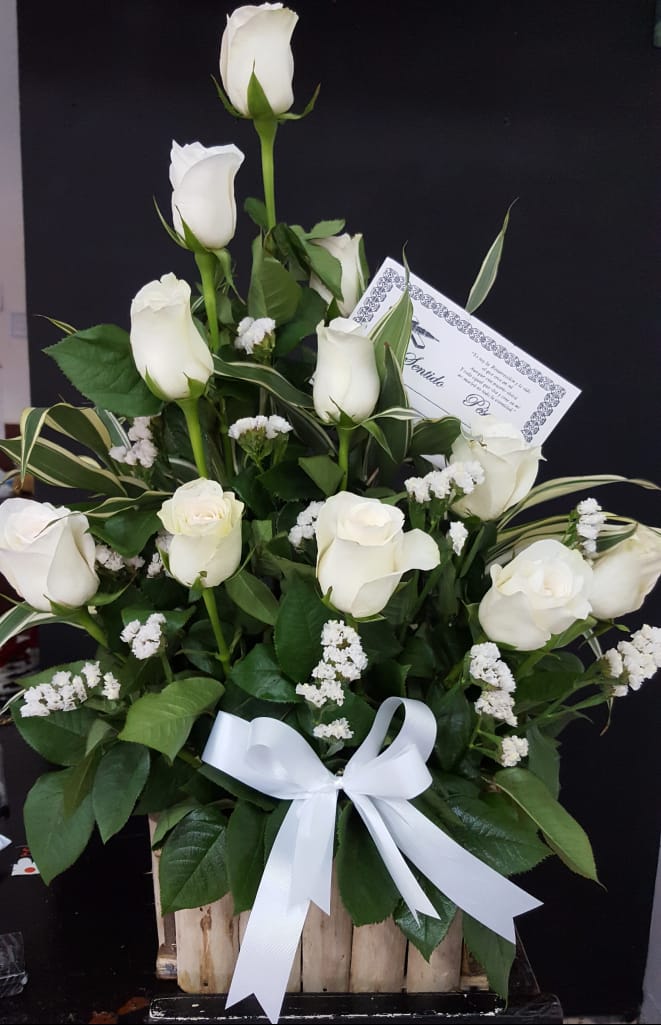 Arreglo fúnebre de rosas blancas - Floristeria Ales's