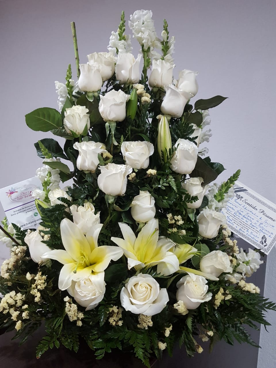 Arreglo fúnebre de piso | rosas blancas - Floristeria Ales's