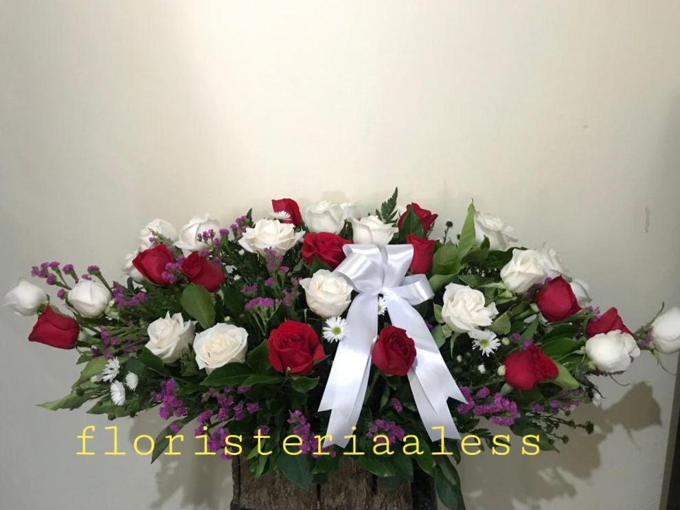 Arreglo de ataúd rosas blancas-rojas - Floristeria Ales's