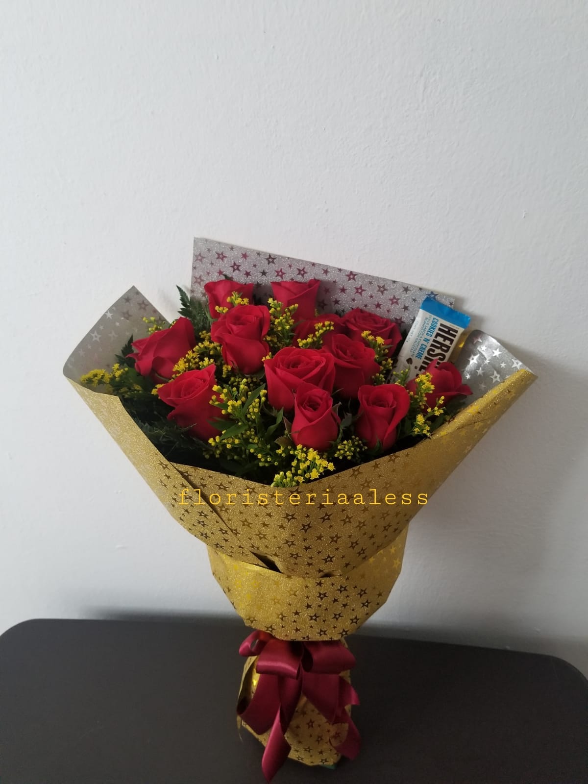 Ramo de rosas y chocolate - Floristeria Ales's